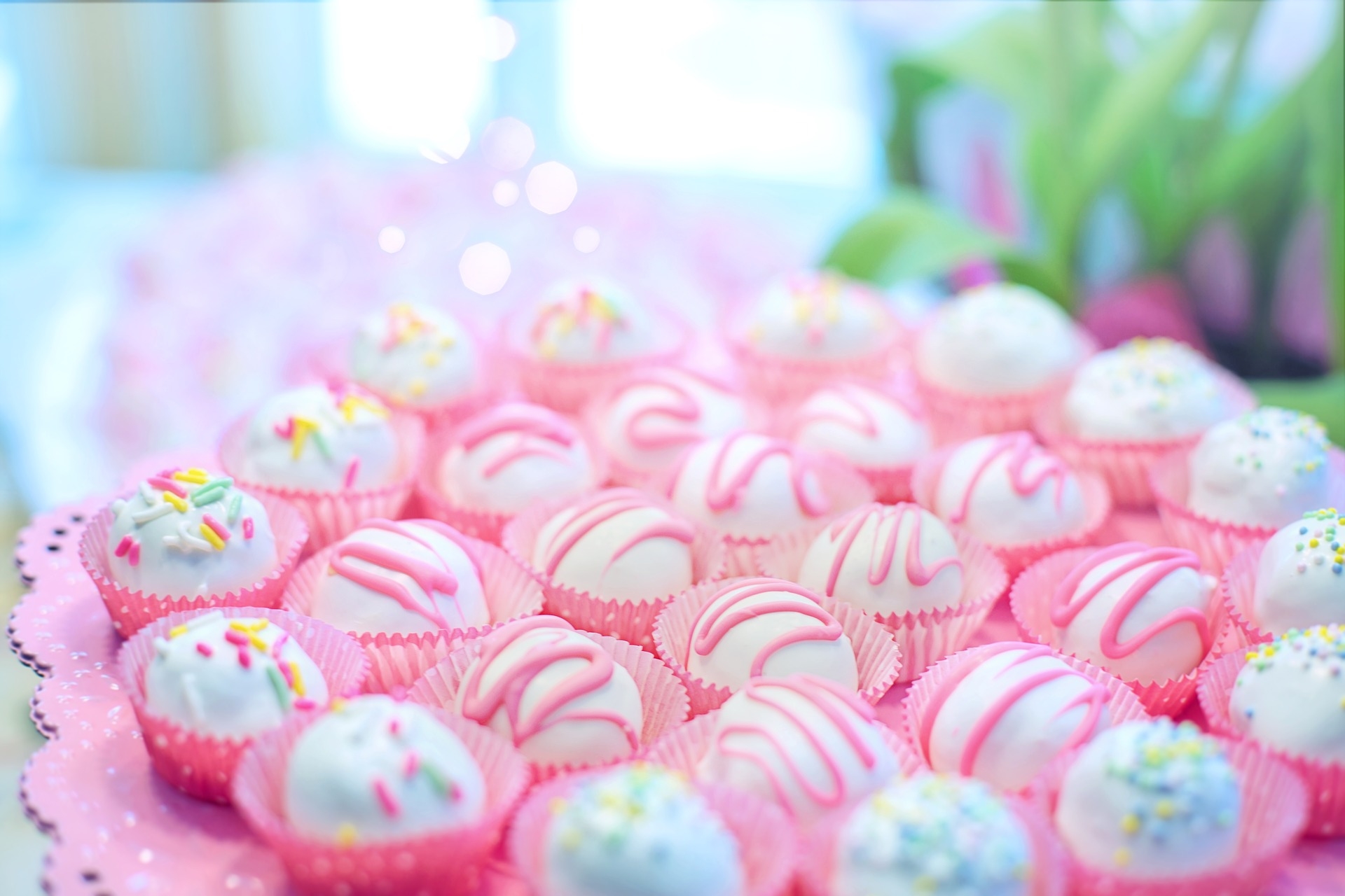 Pastel decorated cakes and cupcakes
